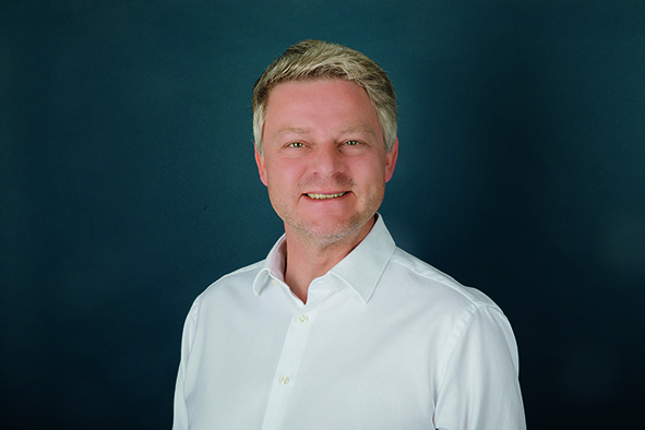 Ein EMV-Labor mit moderner Ausstattung für präzise EMV-Messungen. Verschiedene Geräte und Prüfaufbauten zeigen Tests zur elektromagnetischen Verträglichkeit.